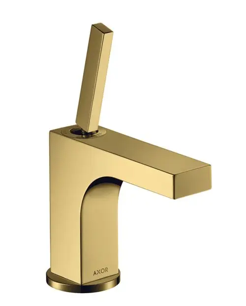Ein Einhebel-Waschtischmischer in Polished Gold Optic von AXOR, mit einem langen Hebelgriff zur Steuerung des Wasserflusses. Die Ausführung hat eine Zugstangen-Ablaufgarnitur.